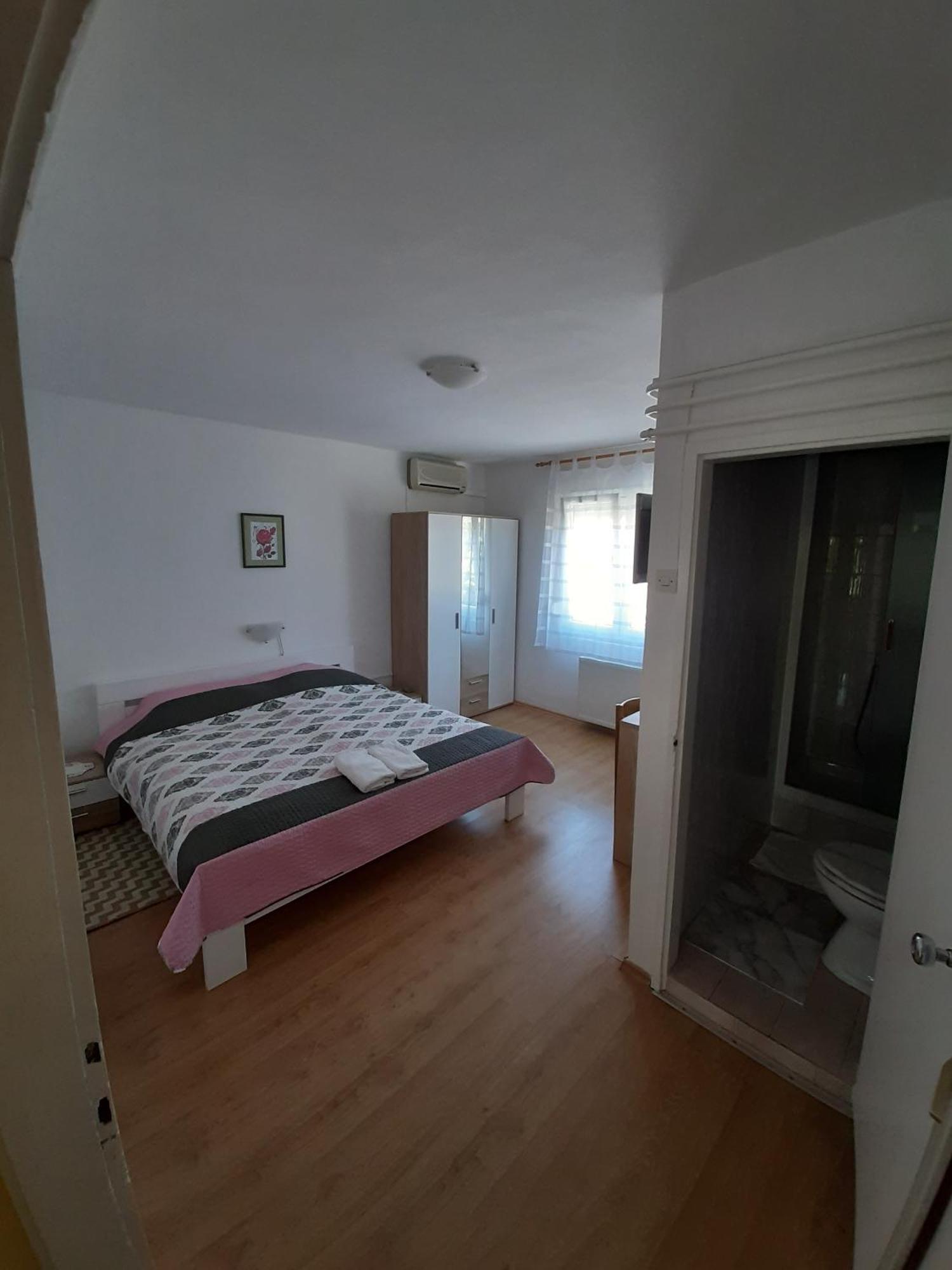 Apartments And Rooms With Parking Space マリ・ロシニュ エクステリア 写真