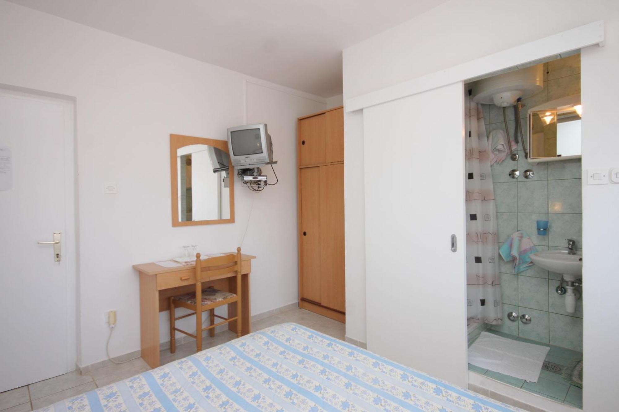 Apartments And Rooms With Parking Space マリ・ロシニュ 部屋 写真